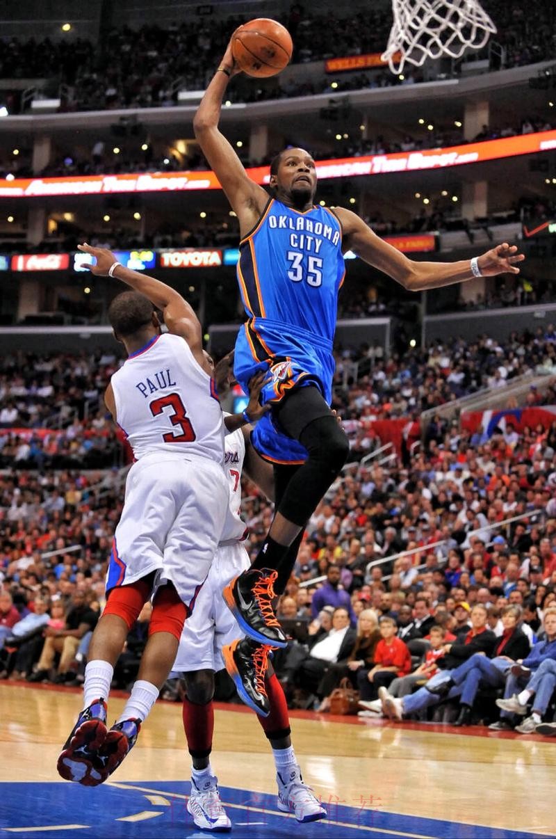 杜兰特穿着蓝喷配色KD18，得到23分4篮板6助攻